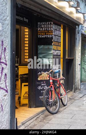 Vélo rouge appuyé contre le mur au bar du temple tôt le matin, pubs irlandais célèbres, photographie urbaine et de rues, Dublin, Irlande Banque D'Images