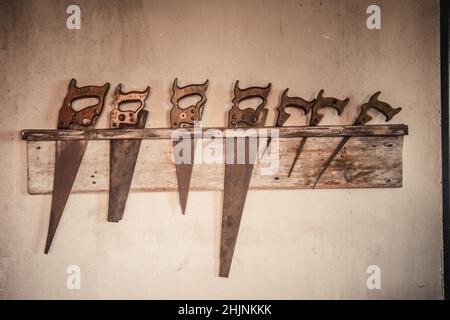 Rangée de scie à main rouillée sur le mur Banque D'Images