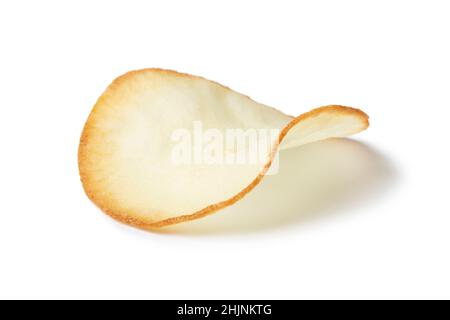 Croustilles de manioc frits isolées sur fond blanc Banque D'Images