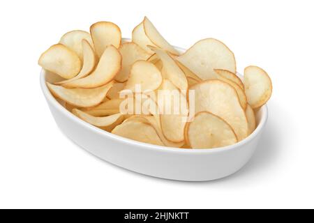 Bol avec frites de manioc gros plan isolé sur fond blanc Banque D'Images