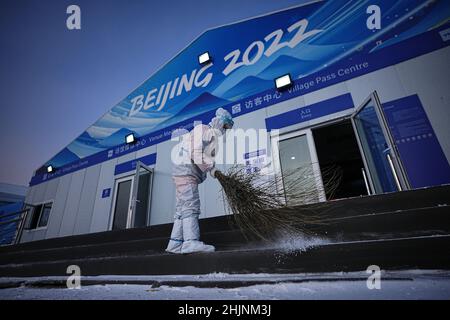 Zhangjiakou, Chine.31st janvier 2022.Un travailleur en vêtements de protection pelle la neige.Les Jeux Olympiques d'hiver de Beijing auront lieu de 04 à 20.02.2022 dans des conditions strictes de Corona.Credit: Michael Kappeller/dpa/Alay Live News Banque D'Images