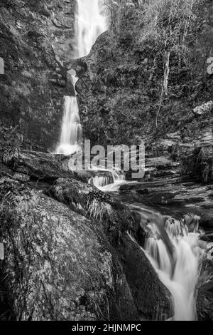 Pont en pierre naturelle enjambant Pistyll Rhaeadr a 240ft (73m) il s'agit de la plus haute chute d'eau du Royaume-Uni, Powys Wales.Janvier 2022 Banque D'Images