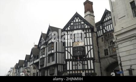 Vue du bas sur les maisons britanniques grises typiques dans l'une des banlieues les plus chères de Londres où vivre.Beaux bâtiments anciens Banque D'Images