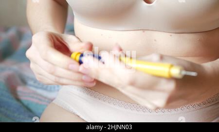 La femelle fait une injection dans l'estomac, le ventre ou l'abdomen.FIV fécondation in vitro, infertilité reproductive, traitement de stérilité.Médicaments hormonaux, stimulation de l'ovulation.Femme injectant de l'insuline, diabète Banque D'Images