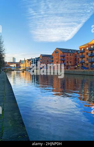 Royaume-Uni, West Yorkshire, Leeds, à l'ouest près du pont de Crown point le long de la rivière aire entouré par une promenade au bord de la rivière et des appartements modernes au bord de l'eau. Banque D'Images