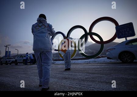 Zhangjiakou, Chine.31st janvier 2022.Les aides se posent devant les anneaux olympiques au village olympique.Les Jeux Olympiques d'hiver de Beijing auront lieu de 04 à 20.02.2022 dans des conditions strictes de Corona.Credit: Michael Kappeller/dpa/Alay Live News Banque D'Images