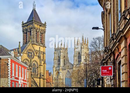 Royaume-Uni, North Yorkshire, York, York Oratoire, Towers et West face of York Minster depuis Museum Street Banque D'Images