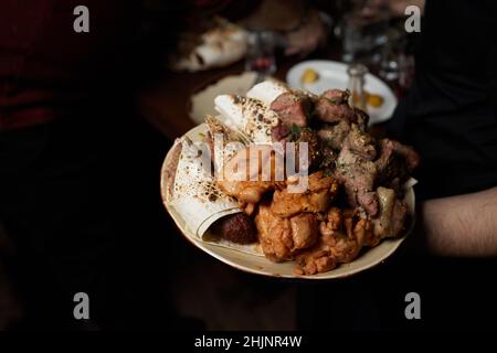 Kebab traditionnel turc Ali Nazik sur une table rustique en bois Banque D'Images