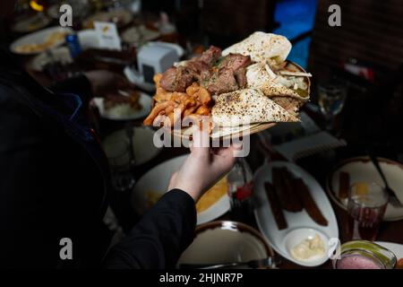 Kebab traditionnel turc Ali Nazik sur une table rustique en bois Banque D'Images