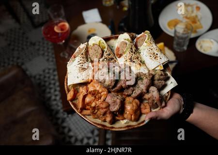 Kebab traditionnel turc Ali Nazik sur une table rustique en bois Banque D'Images