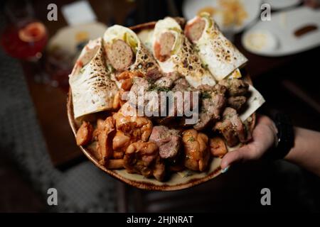 Kebab traditionnel turc Ali Nazik sur une table rustique en bois Banque D'Images