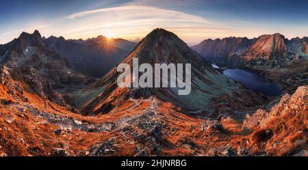 Pologne Tatras du sommet de Szpiglasowy, paysage de montagne de Nice en Europe au lever du soleil sur Morskie oko Banque D'Images