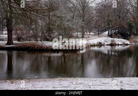 Leipzig, Allemagne.31st janvier 2022.La neige fraîchement tombée se trouve dans le Johannapark de Leipzig, avec le nouvel hôtel de ville en arrière-plan.Au cours de la journée, les chutes de neige traversent la Saxe depuis l'ouest.Credit: Jan Woitas/dpa-Zentralbild/dpa/Alay Live News Banque D'Images