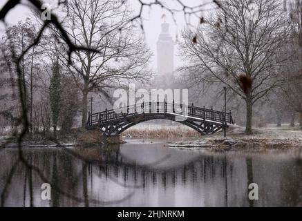 Leipzig, Allemagne.31st janvier 2022.La neige fraîchement tombée se trouve dans le Johannapark de Leipzig, avec le nouvel hôtel de ville en arrière-plan.Au cours de la journée, les chutes de neige traversent la Saxe depuis l'ouest.Credit: Jan Woitas/dpa-Zentralbild/dpa/Alay Live News Banque D'Images