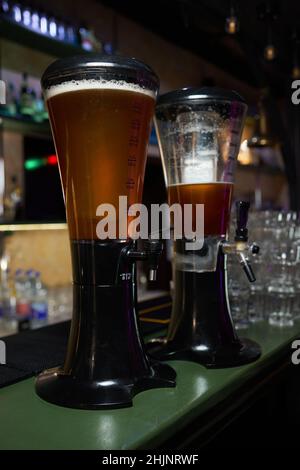 arrière-plan flou tour de bière de gros plan avec bokeh au bar de nuit Banque D'Images