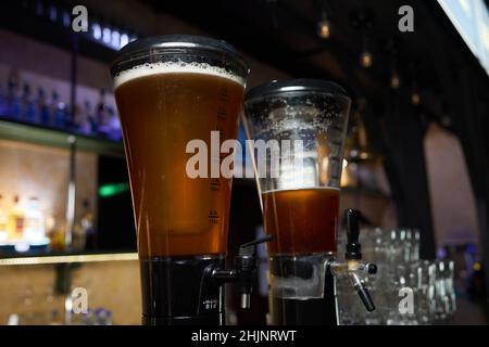 arrière-plan flou tour de bière de gros plan avec bokeh au bar de nuit Banque D'Images