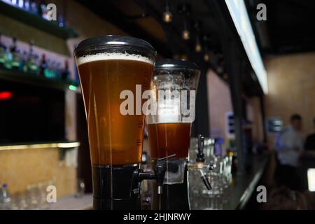 arrière-plan flou tour de bière de gros plan avec bokeh au bar de nuit Banque D'Images