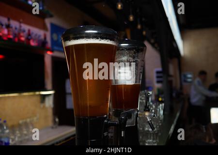 arrière-plan flou tour de bière de gros plan avec bokeh au bar de nuit Banque D'Images