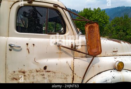 Porte côté passager d'un camion antique rouillé Banque D'Images