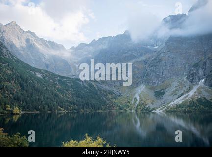 Lac Morskie Oko (oeil de la mer) dans les montagnes Tatra en Pologne. Célèbre complexe polonais au parc national de Tatra, près de la ville de Zakopane. Banque D'Images