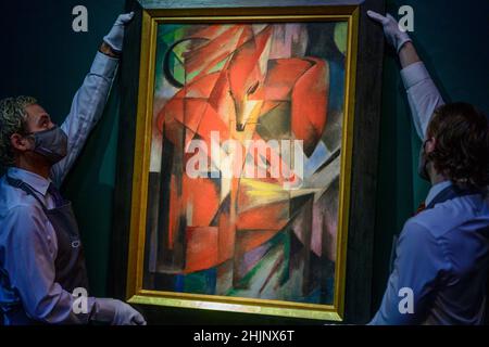 Christie’s, Londres, Royaume-Uni.31 janvier 2022.Le chef-d’œuvre de Franz Marc en 1913, les renards, sera mis en vente chez Christie’s le 1 mars 2022 avec une estimation de la prévente de l’ordre de 35 000 000 £.Cette œuvre expressionniste allemande nazie pillée et restituée sera la pièce maîtresse de Christie’s 20th/21st Century London Evening sale, une vente aux enchères clé de la série Shanghai-Londres 20/21, qui lance la série Christie des principales ventes internationales de 2022.Crédit : Malcolm Park/Alay Live News. Banque D'Images