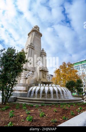 Fontaine de la Plaza de España à Madrid avec le monument à Miguel de Cervantes.Figurines en bronze de Don Quichotte de la Mancha et Sancho Panza. Banque D'Images