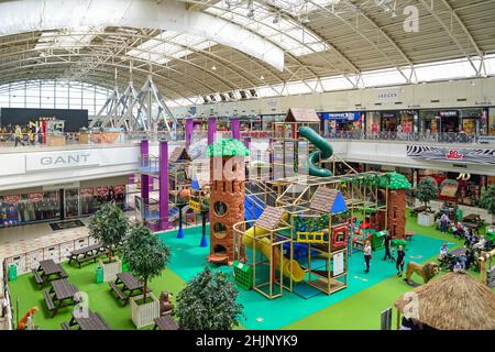 Aire de jeux pour enfants à l'intérieur du centre commercial Galleria Outlet, Comet Way, Hatfield, Hertfordshire, Angleterre,Royaume-Uni Banque D'Images