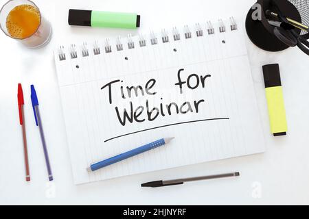 L'heure du webinaire - texte manuscrit dans un bloc-notes sur un bureau - illustration du rendu 3D. Banque D'Images