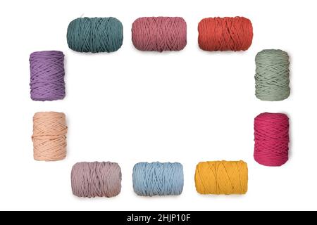 Cadre en fils macrames colorés isolés sur fond blanc. Rouleaux de fils de macrame de coton naturel sur blanc Banque D'Images