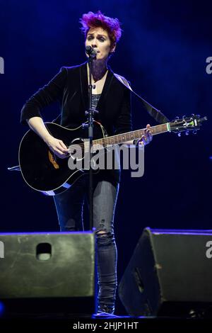 Wetzlar, Allemagne. 30th mars 2018. Sharron Levy, auteur-compositeur-interprète originaire d'Israël, a déménagé à Salzbourg, en Autriche. Soutien de l'ACT pour Bonnie Tyler, concert de tournée à Rittal-Arena Wetzlar. Crédit: Christian Lademann / LademannMedia Banque D'Images