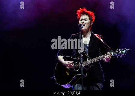 Wetzlar, Allemagne. 30th mars 2018. Sharron Levy, auteur-compositeur-interprète originaire d'Israël, a déménagé à Salzbourg, en Autriche. Soutien de l'ACT pour Bonnie Tyler, concert de tournée à Rittal-Arena Wetzlar. Crédit: Christian Lademann / LademannMedia Banque D'Images