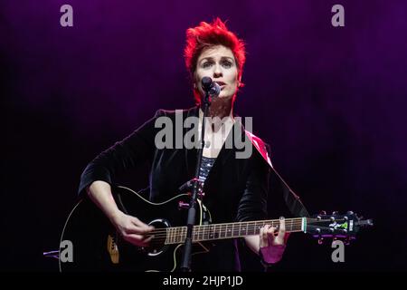 Wetzlar, Allemagne. 30th mars 2018. Sharron Levy, auteur-compositeur-interprète originaire d'Israël, a déménagé à Salzbourg, en Autriche. Soutien de l'ACT pour Bonnie Tyler, concert de tournée à Rittal-Arena Wetzlar. Crédit: Christian Lademann / LademannMedia Banque D'Images