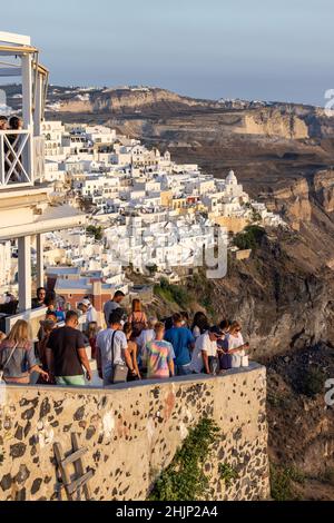 Fira, Santorini, Grèce - 27 juin 2021 : la ville blanchie à la chaux de Fira dans des rayons chauds de coucher de soleil sur l'île de Santorini, Cyclades, Grèce Banque D'Images