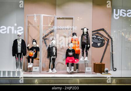 Moscou, Russie, octobre 2019 : vitrine de la boutique de vêtements H&M, mode pour enfants pour Halloween. Banque D'Images