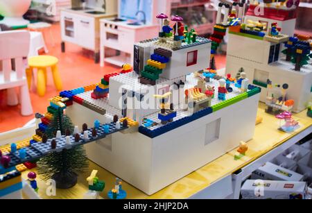 Moscou, Russie, février 2020: Une maison construite de blocs lego avec des figurines.Collaboration avec Ikea. Banque D'Images