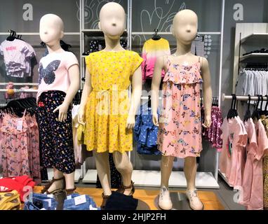 Moscou, Russie, juillet 2019 : trois mannequins filles dans un magasin de vêtements. Banque D'Images