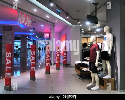 Moscou, Russie, juillet 2019 : deux mannequins masculins dans un stand de magasin de vêtements et regardez l'entrée, décorée de bannières. Banque D'Images