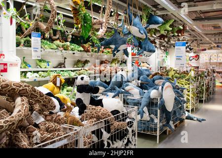 Moscou, Russie, février 2021: Un tas de jouets mous sur les étagères dans un magasin Ikea: Requins, dinosaures, pandas et serpents Banque D'Images