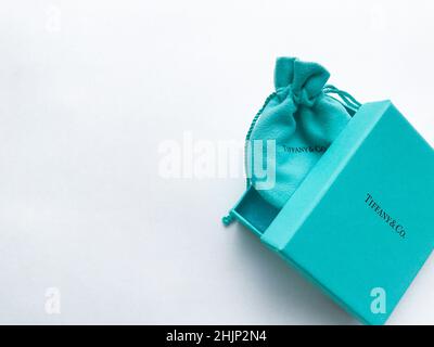 Moscou, Russie, août 2019: Signature Tiffany and Co. Un sac et une boîte marque d'emballage bijoux marque Tiffany and Co. Sur fond blanc. Banque D'Images