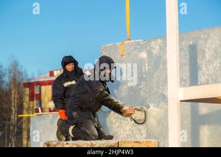 L'assembleur Workman personnalise la plaque de glace de la tronçonneuse Banque D'Images