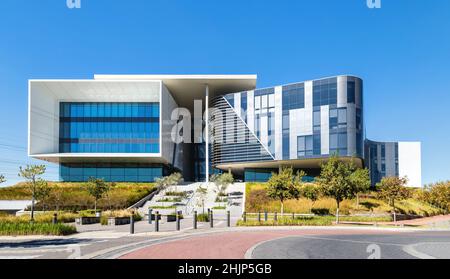 Johannesburg, Afrique du Sud, 10th mai - 2021 : immeuble de bureaux moderne avec façade en verre. Banque D'Images