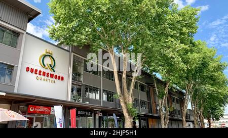 Pretoria, Afrique du Sud, 14th décembre - 2021: Centre commercial piétonnier avec de grands arbres. Banque D'Images