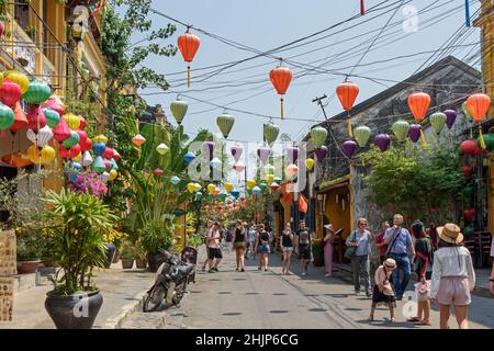 Des lanternes traditionnelles en soie faites à la main colorées ornent les rues et les bâtiments de Hoi an, province de Quang Nam, centre du Vietnam Banque D'Images