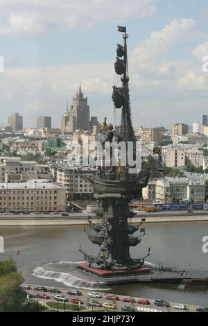 Monument du tsar russe, Peter I, sur la rivière Moskva et grand bâtiment d'architecture stalinienne des Affaires étrangères (en arrière-plan) Banque D'Images