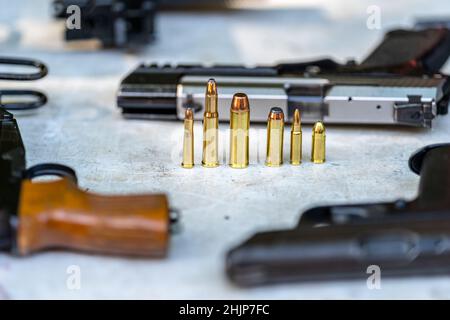 pistolets et balles sur la table Banque D'Images