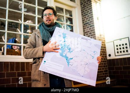 Meggerdorf, Allemagne.31st janvier 2022.Jan Philipp Albrecht (Bündnis90/Die Grünen), ministre de l'environnement du Schleswig-Holstein, présente une carte des basses terres du Schleswig-Holstein.Albrecht a présenté la stratégie des basses terres du gouvernement de l'État.Il s'agit principalement de drainer les parties basses de l'état à mesure que le niveau des mers monte.Credit: Axel Heimken/dpa/Alay Live News Banque D'Images