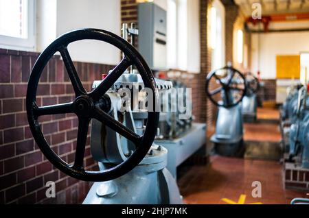 Meggerdorf, Allemagne.31st janvier 2022.Les roues directrices d'un carter de pompe, qui est utilisé pour réguler l'eau dans les zones basses, sont repeintes.Albrecht, ministre de l'Environnement du Schleswig-Holstein, a présenté la stratégie des basses terres du gouvernement de l'État.Il est principalement concerné par le drainage des parties basses de l'État en cas d'élévation du niveau de la mer.Credit: Axel Heimken/dpa/Alay Live News Banque D'Images