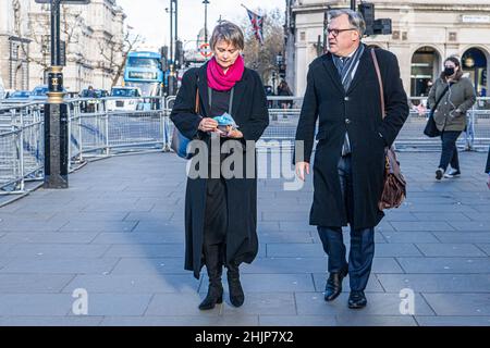 WESTMINSTER LONDRES, ROYAUME-UNI.31 janvier 2022.Yvette Cooper (L), secrétaire de la maison fantôme et députée de Normanton, Pontefract et Castleford, marchant avec son mari Ed Balls, qui a servi comme chancelier fantôme de l'Échiquier à partir de 2011-2015 crédit: amer ghazzal/Alay Live News Banque D'Images