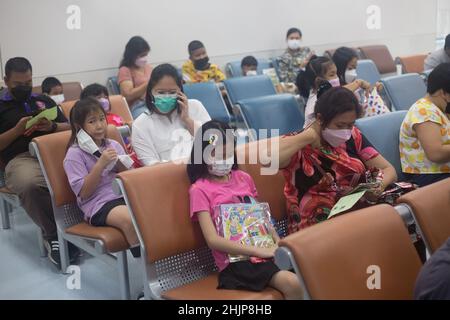 Bangkok, Thaïlande.31st janvier 2022.Des enfants attendent d'être vaccinés contre le COVID-19.la Thaïlande a commencé à vacciner les enfants âgés de 5-11 à 24 ans pour prévenir la propagation du coronavirus COVID-19 à l'Institut national de la santé infantile de la Reine Sirikit à Bangkok.Crédit : SOPA Images Limited/Alamy Live News Banque D'Images