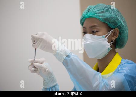 Bangkok, Thaïlande.31st janvier 2022.L'infirmière prépare une dose du vaccin pédiatrique Covid-19 Pfizer pour les enfants.la Thaïlande a commencé à vacciner les enfants âgés de 5-11 à 24 ans pour prévenir la propagation du coronavirus COVID-19 à l'Institut national de santé infantile de la Reine Sirikit à Bangkok.Crédit : SOPA Images Limited/Alamy Live News Banque D'Images